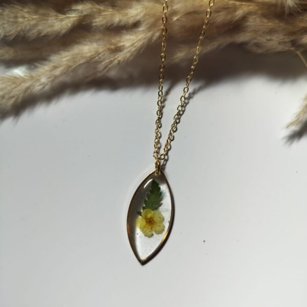 Vintage Pearlescent Floral Circle Pendant