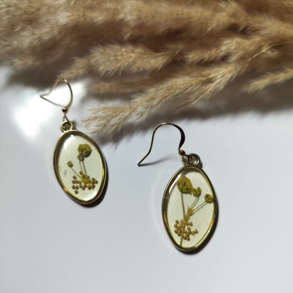 Vintage Meadow: Oval Resin Earrings with Pressed Flowers and Gold Accents