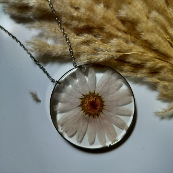 Real flower daisy necklace light purple