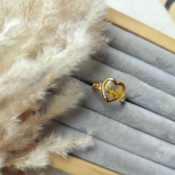 Asthetic heart ring with real flower (with adjustable)