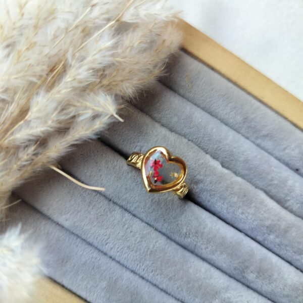 Asthetic heart ring with real flower ( adjustable)