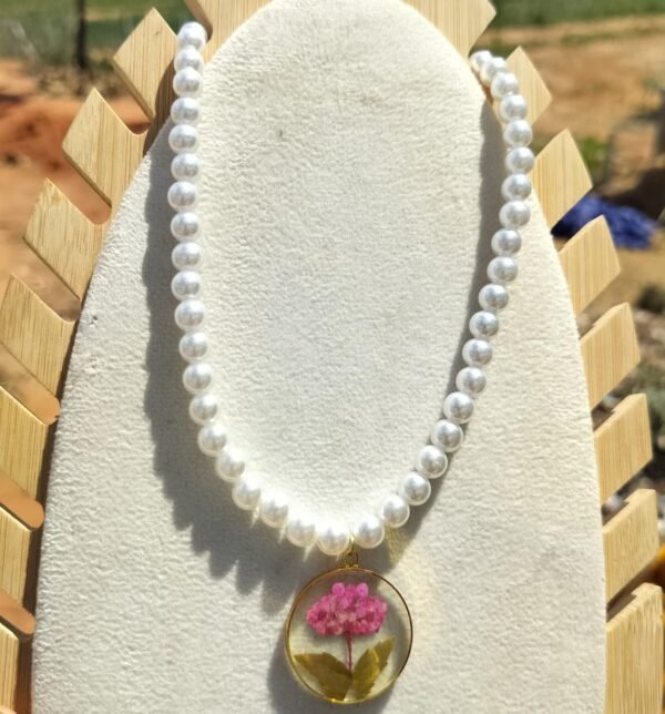 Pearl bead necklace with real flower